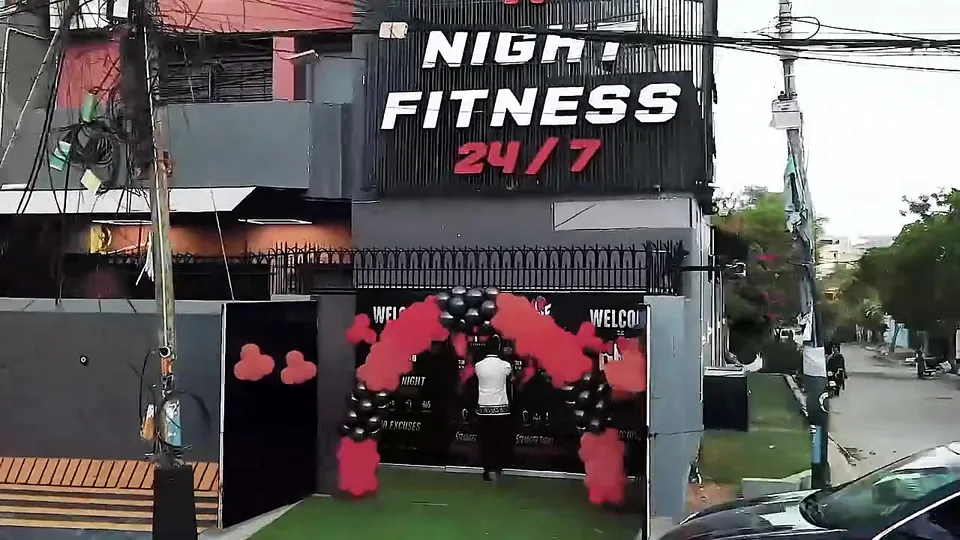 Red 24/7 sign
